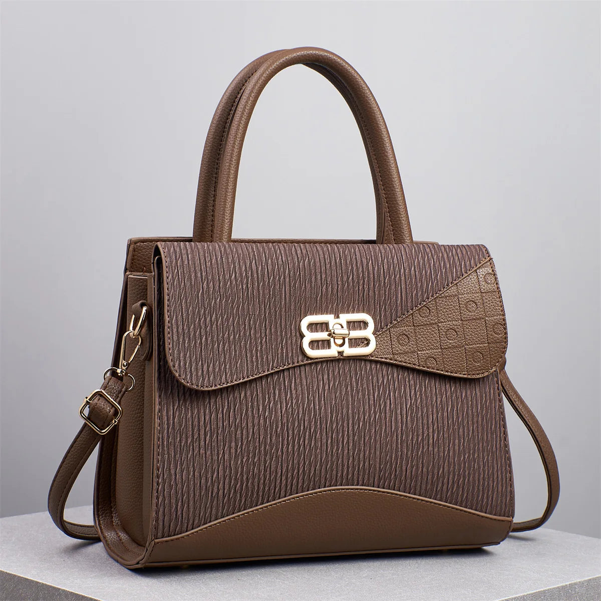 Step into elegance with the Étoile Embossed Tote, a distinguished piece from the Holland Luxe Global Collectors’ Series. Designed with a spacious interior and refined embossed texture, this versatile handbag blends sophist