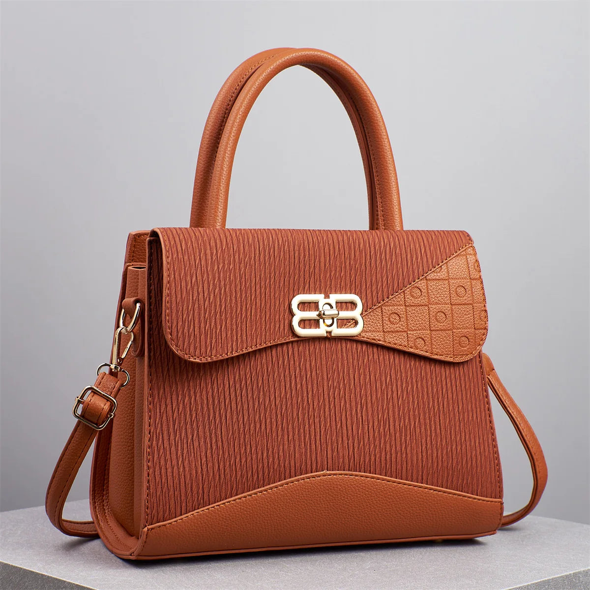 Step into elegance with the Étoile Embossed Tote, a distinguished piece from the Holland Luxe Global Collectors’ Series. Designed with a spacious interior and refined embossed texture, this versatile handbag blends sophist