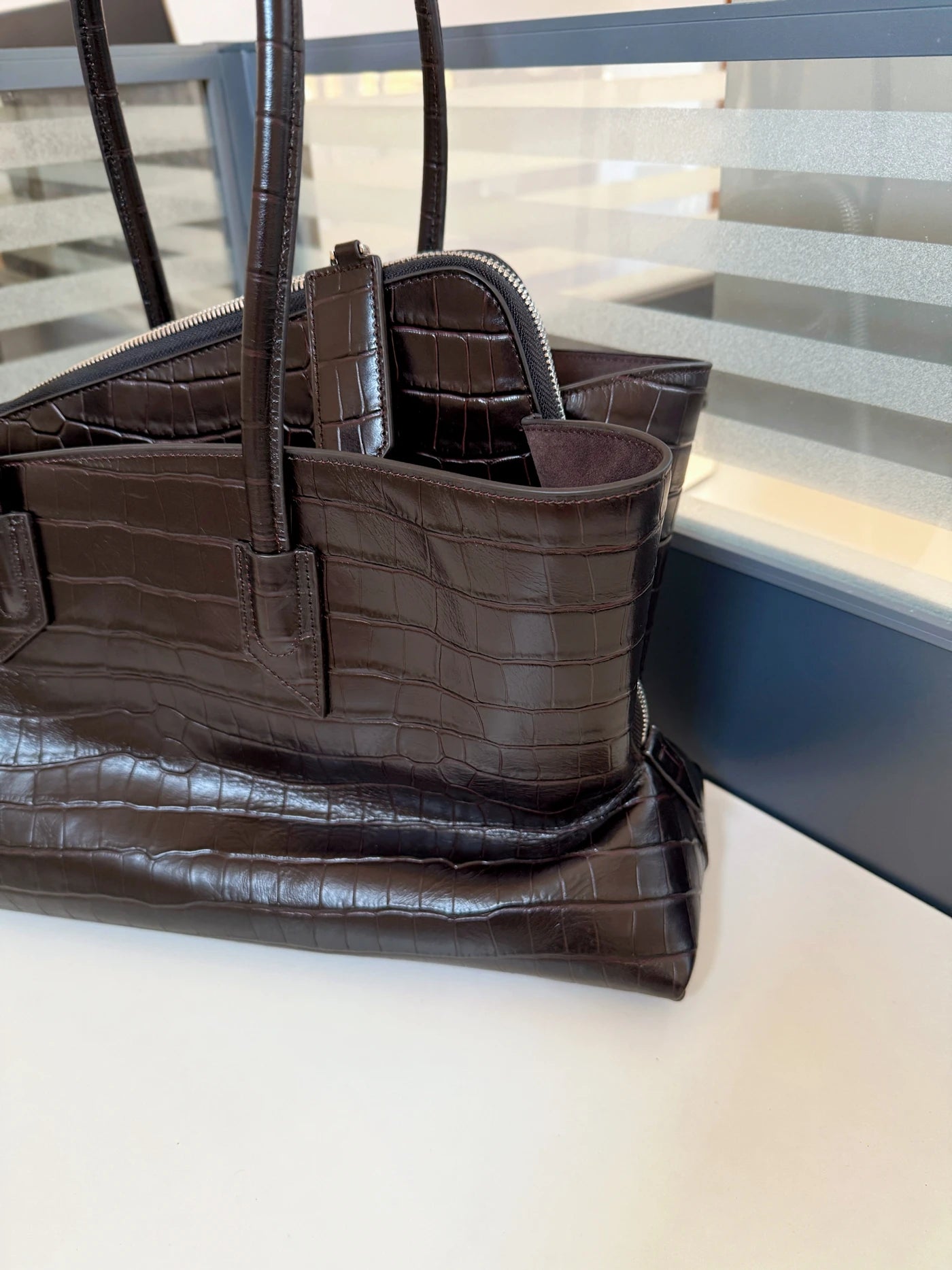 Crocodile Pattern Genuine Leather Luxury Handbag – High Quality Alligator-Style Large Capacity Women’s Tote & Shoulder Crossbody Bag | HollandLuxeGlobal.com Exclusive Collector’s Item