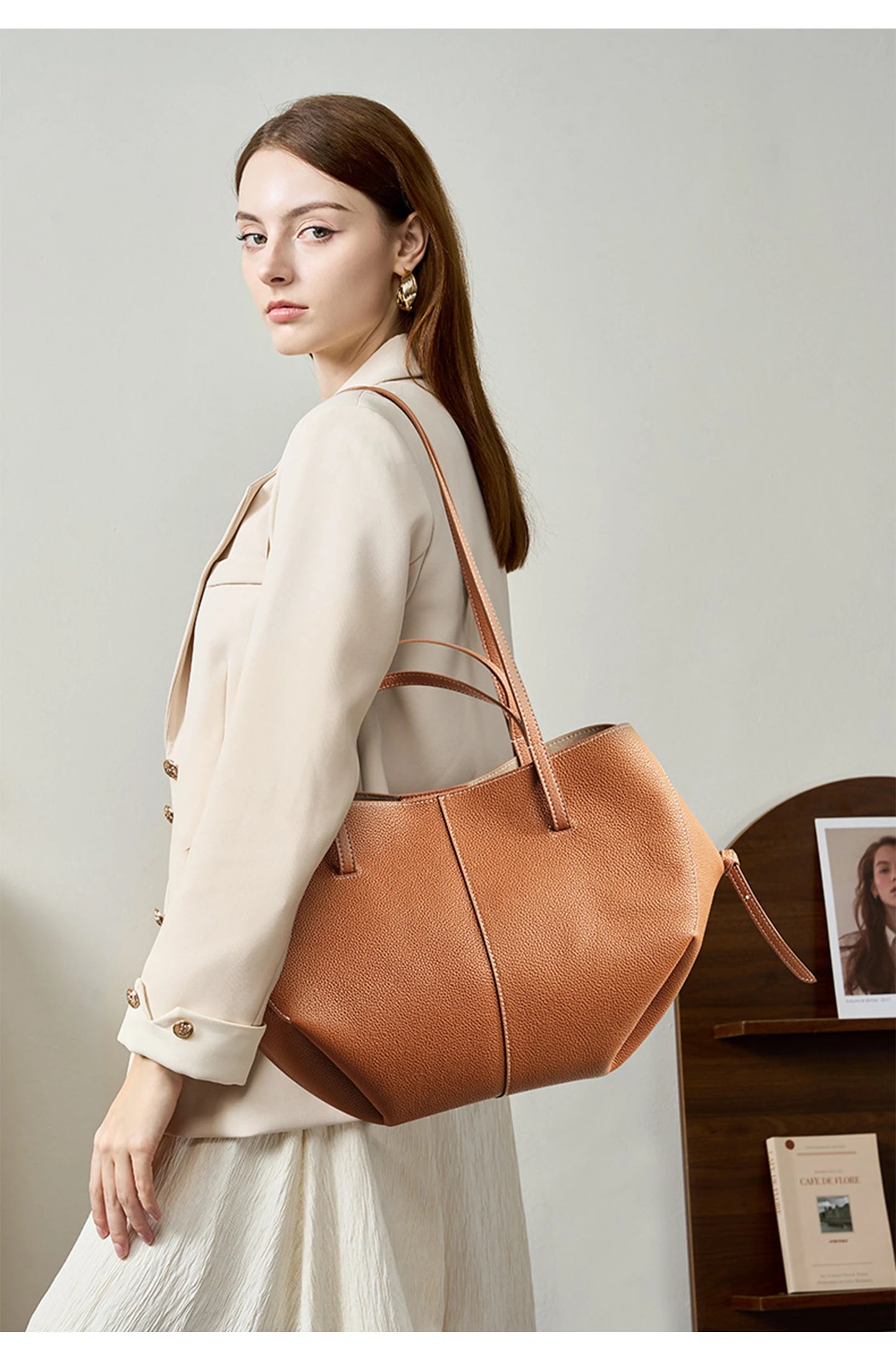 Indulge in timeless elegance with this Luxury Cow Leather Tote Bag, a spacious designer handbag crafted for the modern woman. Stylish and versatile — perfect as a shoulder, hobo, or shopper bag for everyday sophistication.