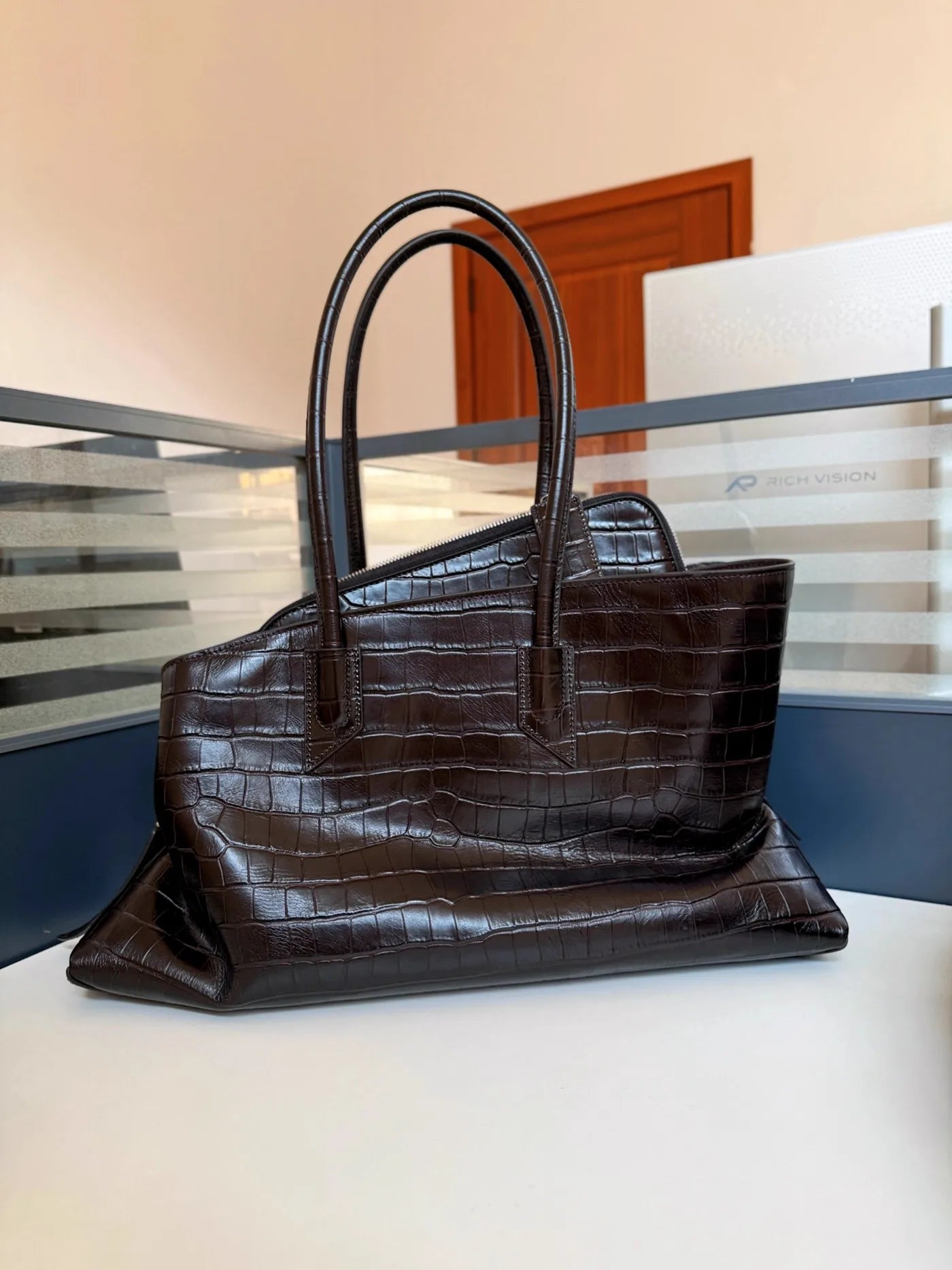 Crocodile Pattern Genuine Leather Luxury Handbag – High Quality Alligator-Style Large Capacity Women’s Tote & Shoulder Crossbody Bag | HollandLuxeGlobal.com Exclusive Collector’s Item