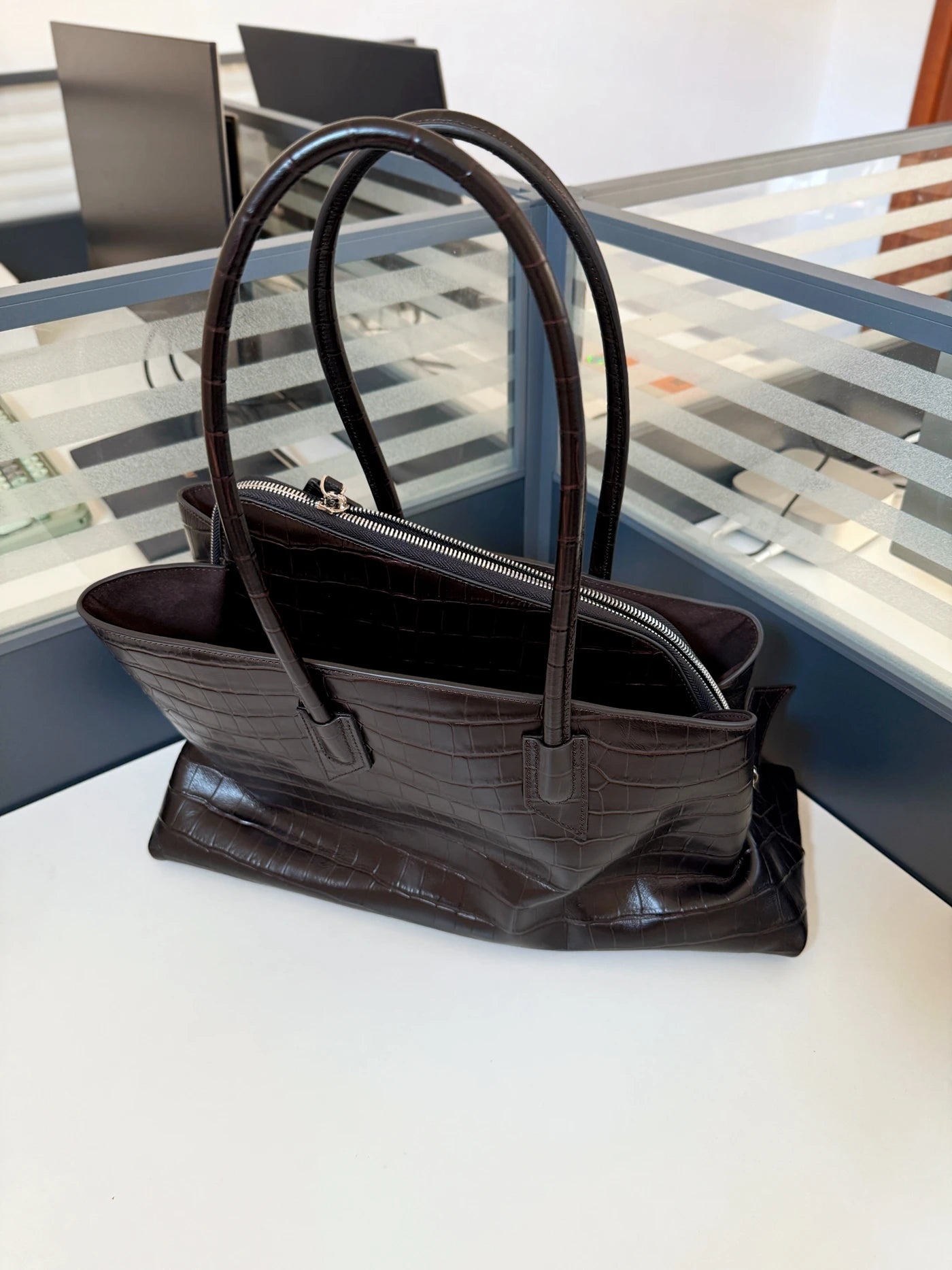 Crocodile Pattern Genuine Leather Luxury Handbag – High Quality Alligator-Style Large Capacity Women’s Tote & Shoulder Crossbody Bag | HollandLuxeGlobal.com Exclusive Collector’s Item