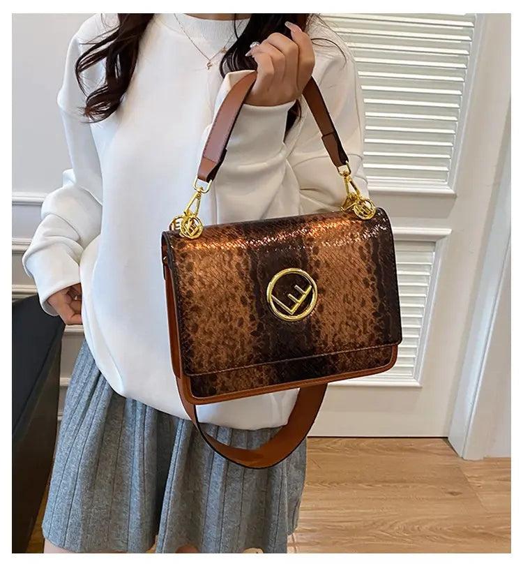 Classic Elegant Ladies Tote Bag – Luxury Leather Women’s Handbag by Famous Designer, Timeless Style from a Popular Luxury Brand | HollandLuxeGlobal.com Exclusive Collector’s Item