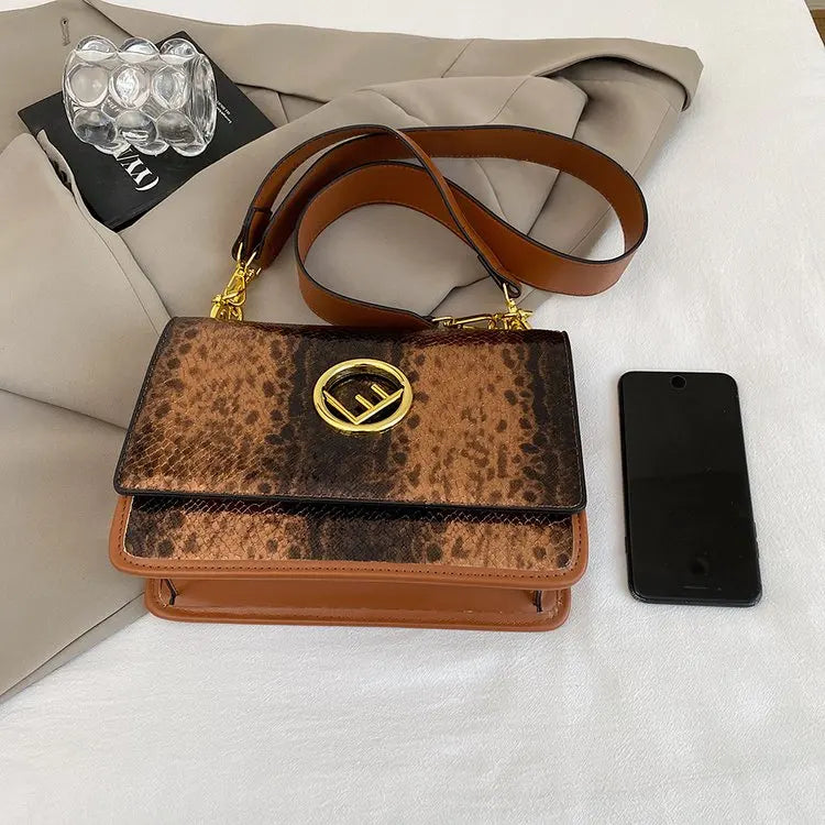 Classic Elegant Ladies Tote Bag – Luxury Leather Women’s Handbag by Famous Designer, Timeless Style from a Popular Luxury Brand | HollandLuxeGlobal.com Exclusive Collector’s Item