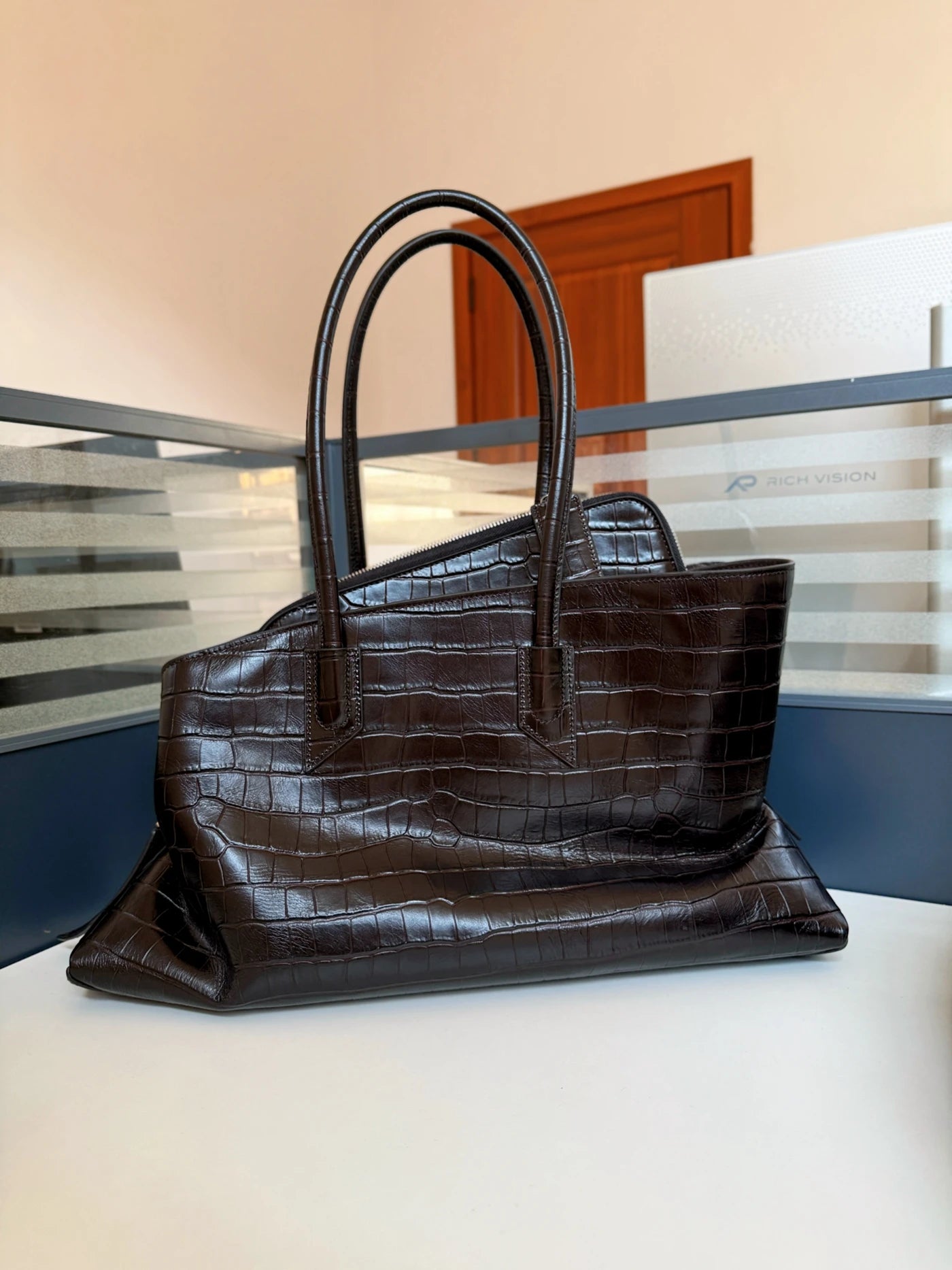 Crocodile Pattern Genuine Leather Luxury Handbag – High Quality Alligator-Style Large Capacity Women’s Tote & Shoulder Crossbody Bag | HollandLuxeGlobal.com Exclusive Collector’s Item