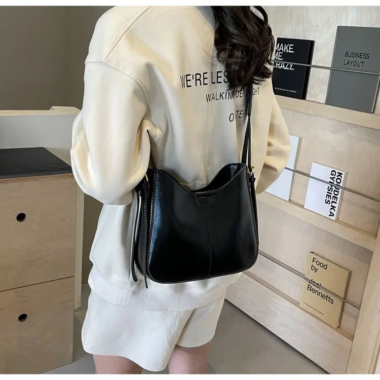 👜 Vintage Style Elegant Handbag for Ladies with Shoulder Strap and Premium Leather Construction | HollandLuxeGlobal.com Exclusive Collector’s Item